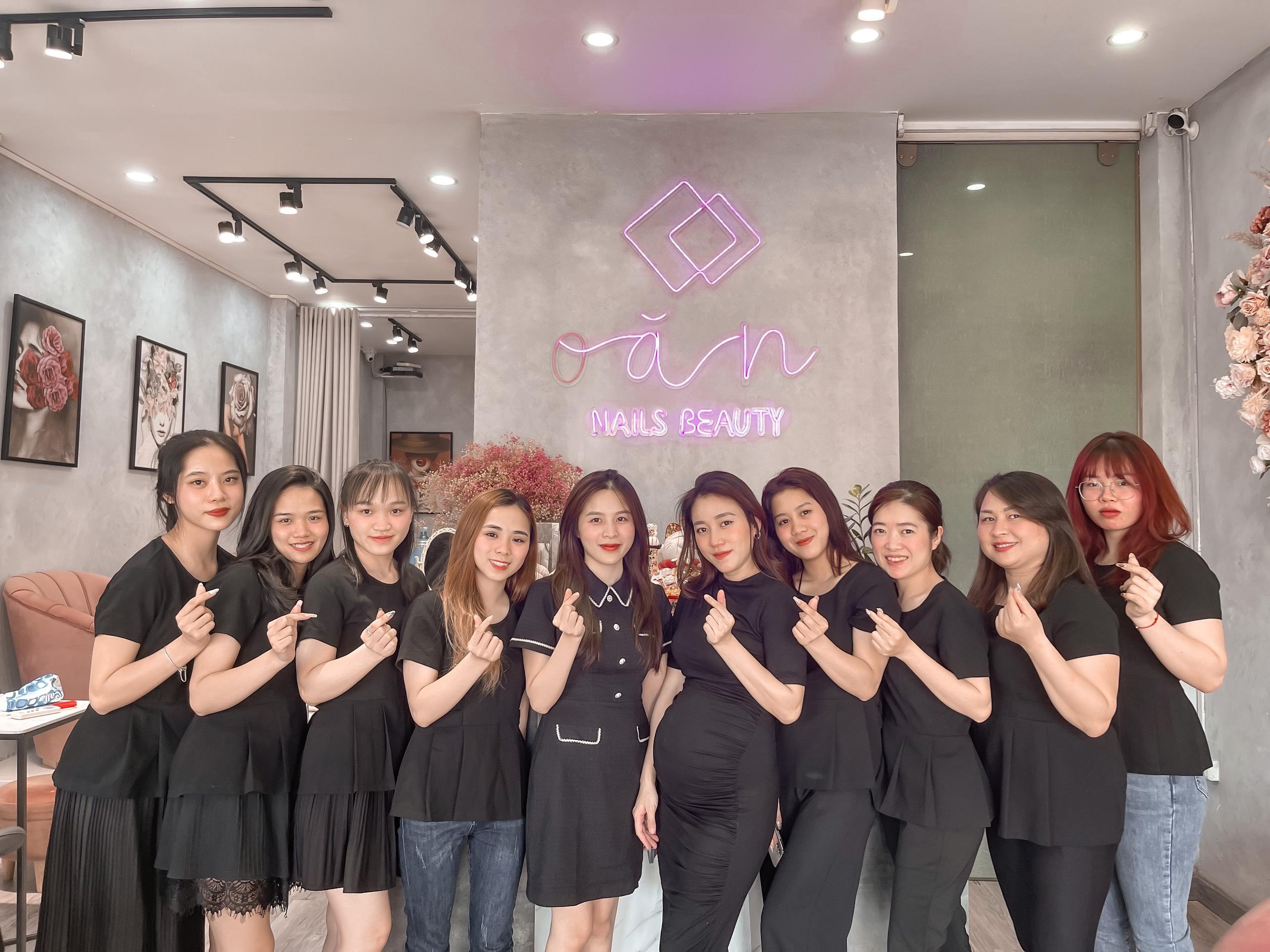 Đội ngũ nhân viên tại Oăn Nails Beauty có tay nghê cao và rất nhiệt tình, thân thiện