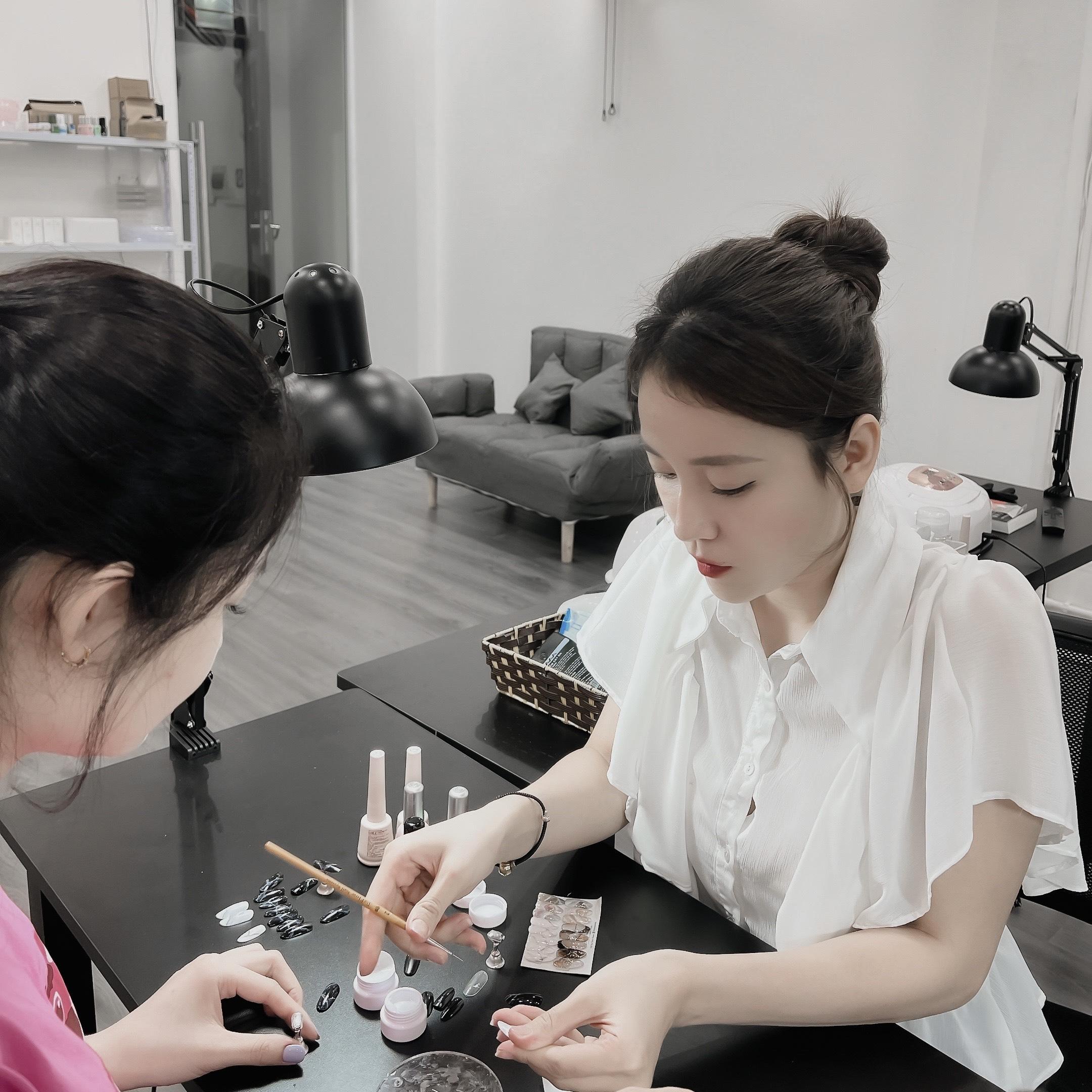 Học viên tại Oăn Nails Academy sẽ được hướng dẫn bởi đội ngũ giảng viên chuyên nghiệp, giàu kinh nghiệm