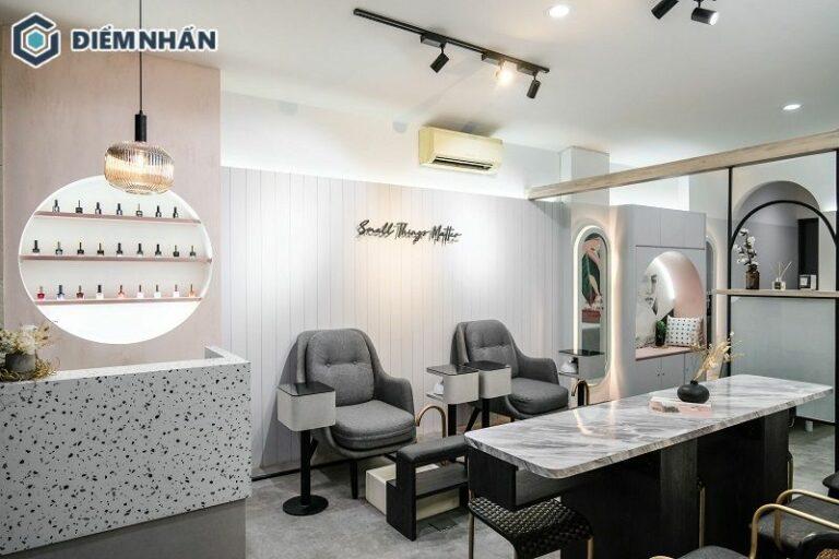 Bức tranh trang trí làm tăng thêm tính lãng mạn của không gian tiệm nail