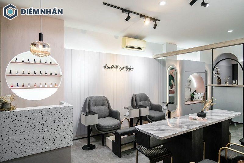 Thiết kế mặt tiền và bảng hiệu với những đường cong mềm mại, nhẹ nhàng