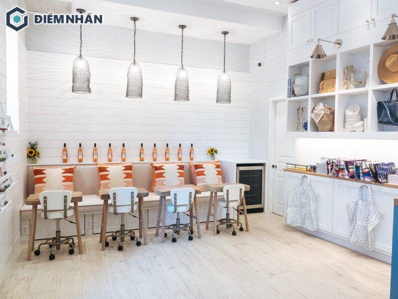Decor tiệm nail với khu vực bày trí sơn và phụ kiện riêng biệt