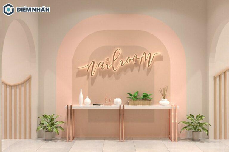 Thiết kế tiệm nail kết hợp hài hoà giữa tông màu nâu ấm và xanh lục đậm 