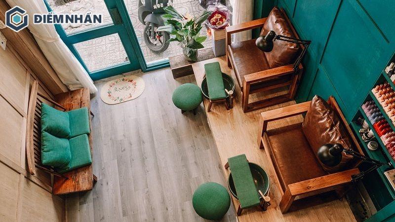 Tiệm nail cổ điển sử dụng tone màu chủ đạo là nâu trầm